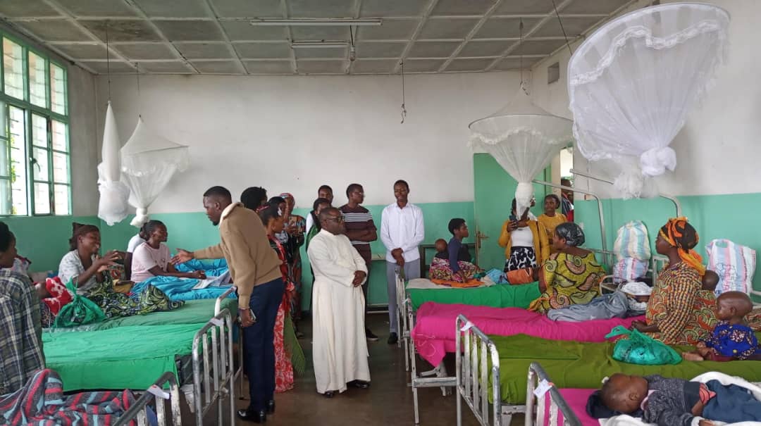 Bukavu : Des étudiants catholiques paient les factures de 28 enfants pour les sortir de l’hôpital
